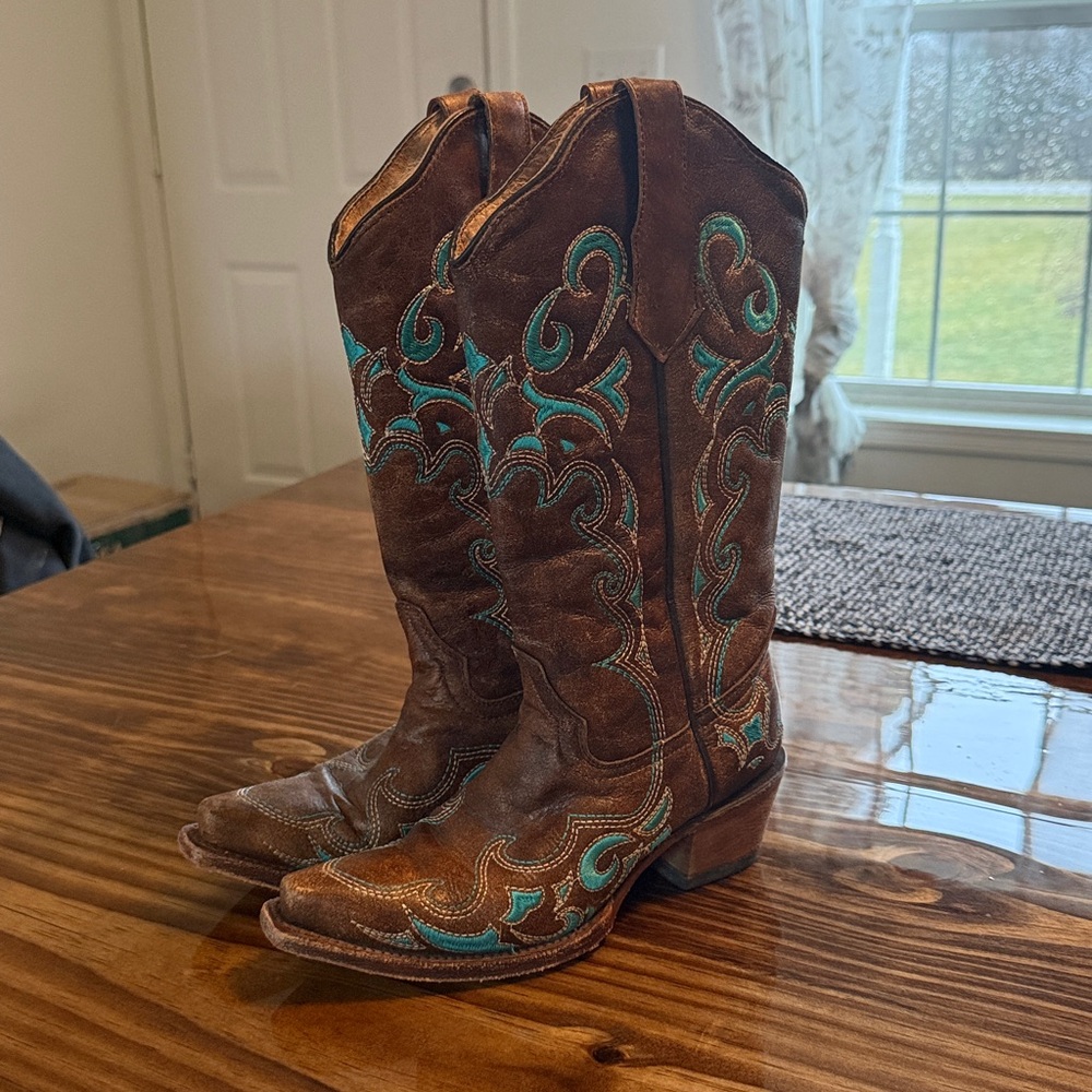 Circle G Womens Brown and Turquoise Side Embroidered Snip Toe Western Boots